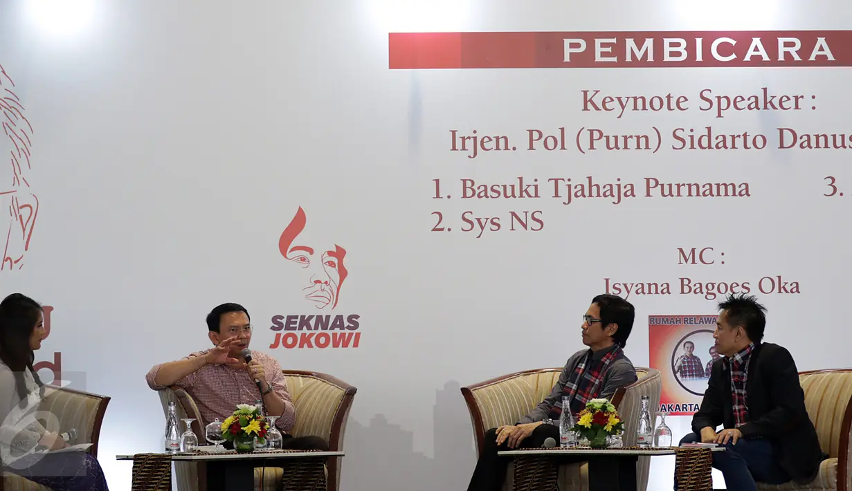 Cagub Petahana Basuki T Purnama (Ahok-kedua kiri) saat berbicara dalam bedah buku "A Man Called Ahok" di Jakarta, Jumat (20/1). Ahok menjadi pembicara utama sekaligus menceritakan beberapa pengalamannya. (Liputan6.com/Johan Tallo)
