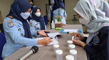 Ratusan pegawai PNS dan Honorer di Kantor Imigrasi Non TPI Klas I Tangerang, dicek urinenya. Petugas Badan Narkotika Nasional (BNN) mengecek adakah pegawai yang memakai narkotika atau tidak (Liputan6.com/Pramita Tristiawati)