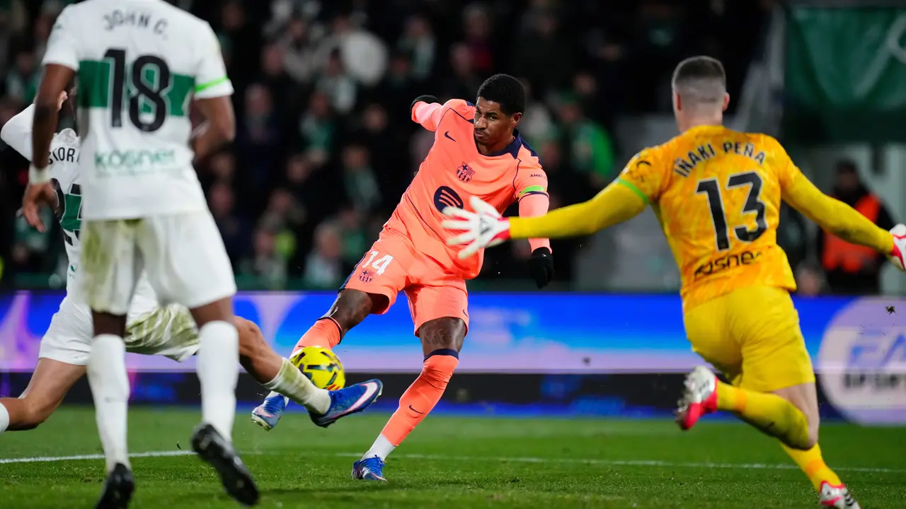 Pemain Barcelona Marcus Rashford (kedua dari kanan) mencetak gol pada laga La Liga/Liga Spanyol antara Elche vs Barcelona