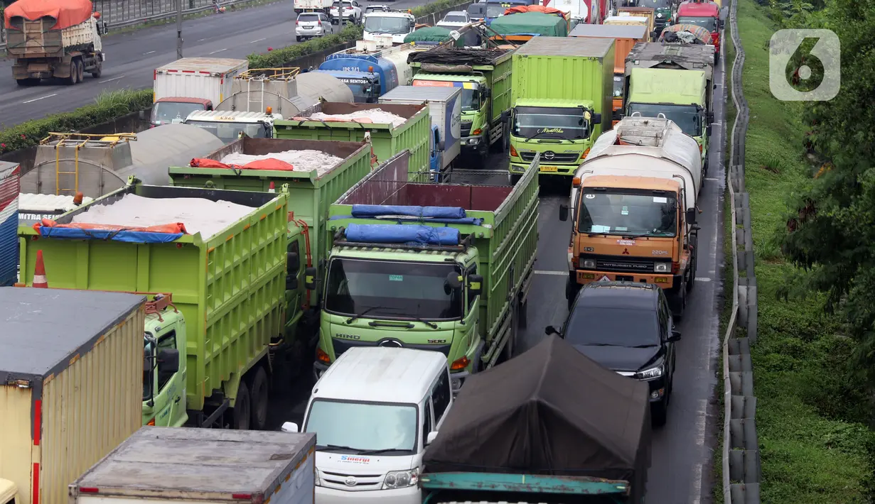 Kemacetan panjang di Gerbang Tol Cikupa, Kabupaten Tangerang, Banten, Kamis (6/5/2021). Kemacetan panjang terjadi akibat adanya pemberlakuan penyekatan larangan mudik Lebaran yang berlaku hari ini hingga 17 Mei mendatang. (Liputan6.com/Angga Yuniar)