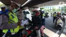 Polisi menilang pengendara motor saat Operasi Zebra Jaya 2019, Jakarta Barat, Jumat (1/11/2019). Operasi Zebra Jaya digelar hingga 5 November 2019. (merdeka.com/Imam Buhori)