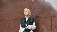 Tampil Syar’i dan Stylish saat Antar Jemput Anak, Ini Tips Fashion Simpel untuk Mama Muda