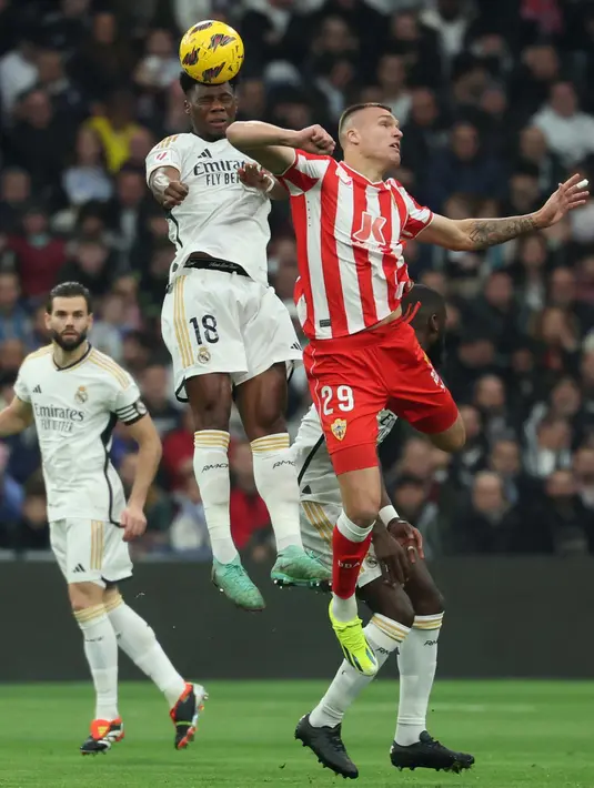 Real Madrid memiliki 51 angka dan unggul dua poin atas Girona. (Pierre-Philippe MARCOU/AFP)