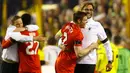 Pelatih Liverpool, Juergen Klopp memeluk gelandang James Milner usai pertandingan melawan Dortmund di leg kedua Liga Europa di stadion Anfield, Inggris, (15/4). Liverpool ke semifinal usai mengalahkan Dortmund dengan agregat 5-4. (Reuters/Darren Staples)