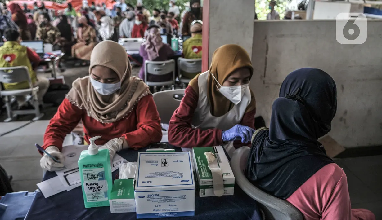 Petugas memeriksa kesehatan warga lanjut usia (lansia) sebelu menjalani vaksinasi COVID-19 di SDN 02 Sukapura, Cilincing, Jakarta Utara, Senin (22/3/2021). Pemkot Jakarta Utara menggelar vaksinasi COVID-19 secara bergilir di tiap kelurahan. (merdeka.com/Iqbal S. Nugroho)