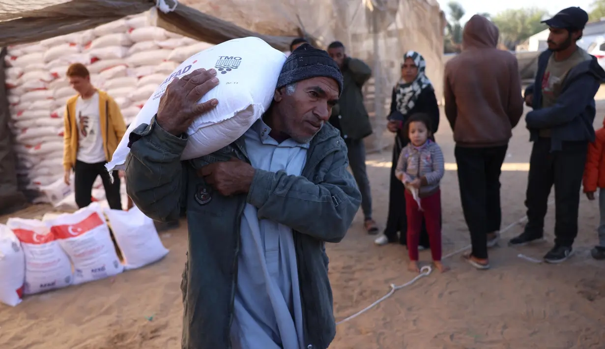Saat ini, akses bantuan kemanusiaan yang aman dan terjamin sangat dibutuhkan oleh warga Gaza. (BASHAR TALEB/AFP)