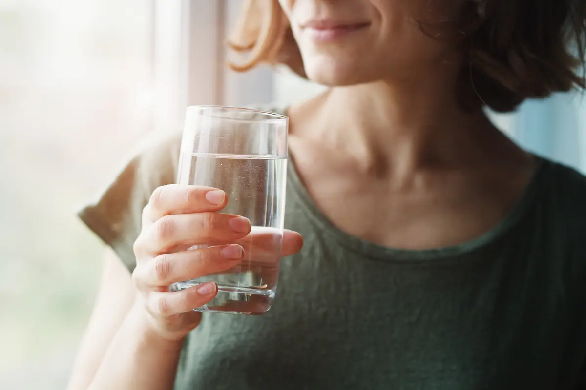Ilustrasi minum air putih