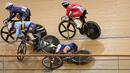 <p>Pebalap Sepeda Indonesia, Wiji Lestari (kanan) berusaha menghindari pebalap Taiwan Chen Ching Yun (bawah) dan pebalap sepeda Belgia Degrendele Nicky yang terjatuh pada nomor keirin putri UCI Track Nations Cup 2023 di Jakarta International Velodrome, Rawamangun, Jakarta, Minggu (26/02/2023). (Bola.com/Bagaskara Lazuardi)</p>