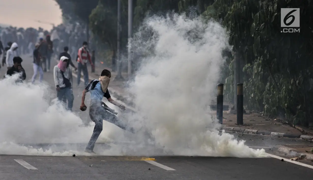 Gas air mata mewarnai bentrokan massa dan polisi di dekat Gedung BPK RI, Gatot Subroto, Senin (30/9/2019). Buntut dari kerusuhan itu, aparat kepolisian melepaskan tembakan gas air mata guna membalas serangan petasan yang dilemparkan para pengunjuk rasa. (merdeka.com/Iqbal Nugroho)