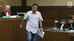 Benhur Lalenoh, pengusaha yang juga timses mantan Bupati Kepulauan Talaud, Sri Wahyumi Maria Manalip saat menjalani sidang dakwaan di Pengadilan Tipikor, Jakarta, Senin (23/9/2019). Benhur didakwa dalam dugaan suap revitalisasi Pasar Lirung dan Pasar Beo TA 2019. (Liputan6.com/Helmi Fithriansyah)
