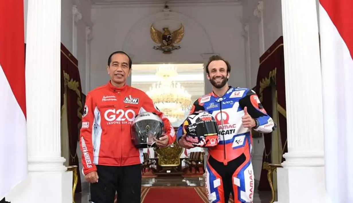 Presiden Joko Widodo berfoto dengan pembalap Pramac Racing, Johann Zarco di Istana Merdeka, Jakarta, Rabu (16/3/2022). Para pembalap datang dengan memakai setelah baju khusus balap motor yang akan dipakai dalam Grand Prix Indonesia di Mandalika. (Lukas - Biro Pers/Setpres)
