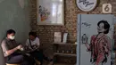 Pengunjung menikmati jamu kemasan siap saji di kafe Suwe Ora Jamu, kawasan M Bloc, Jakarta, Jumat (10/7/2020). Kebiasaan mengonsumsi jamu di masa pandemi COVID-19 sangat baik untuk meningkatkan imunitas tubuh. (Liputan6.com/Herman Zakharia)