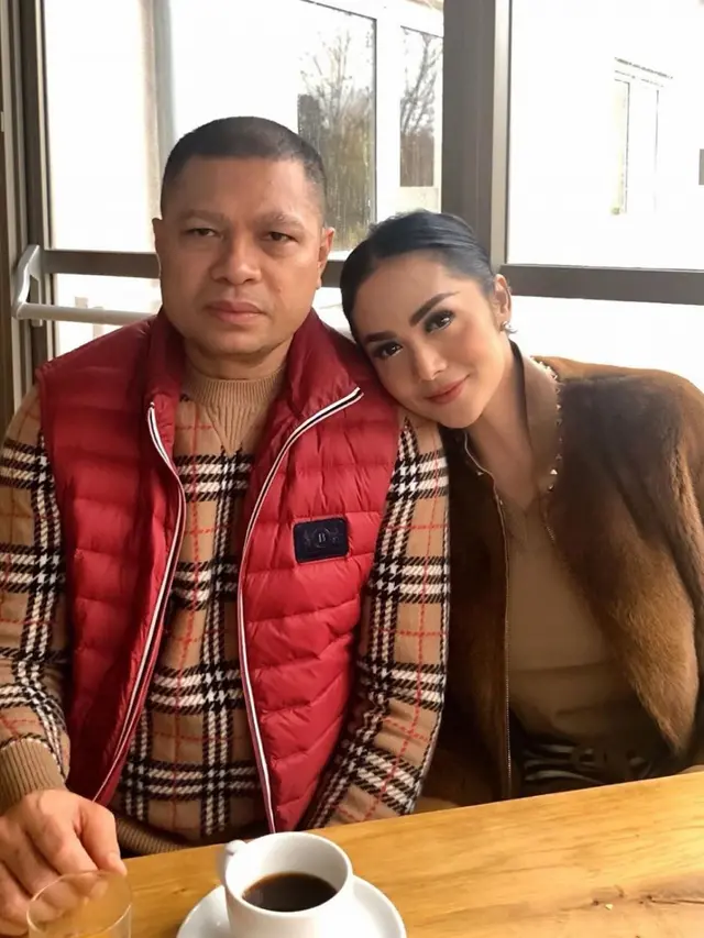 Potret Krisdayanti dan Raul Lemos Saat Liburan di Jerman, Romantis