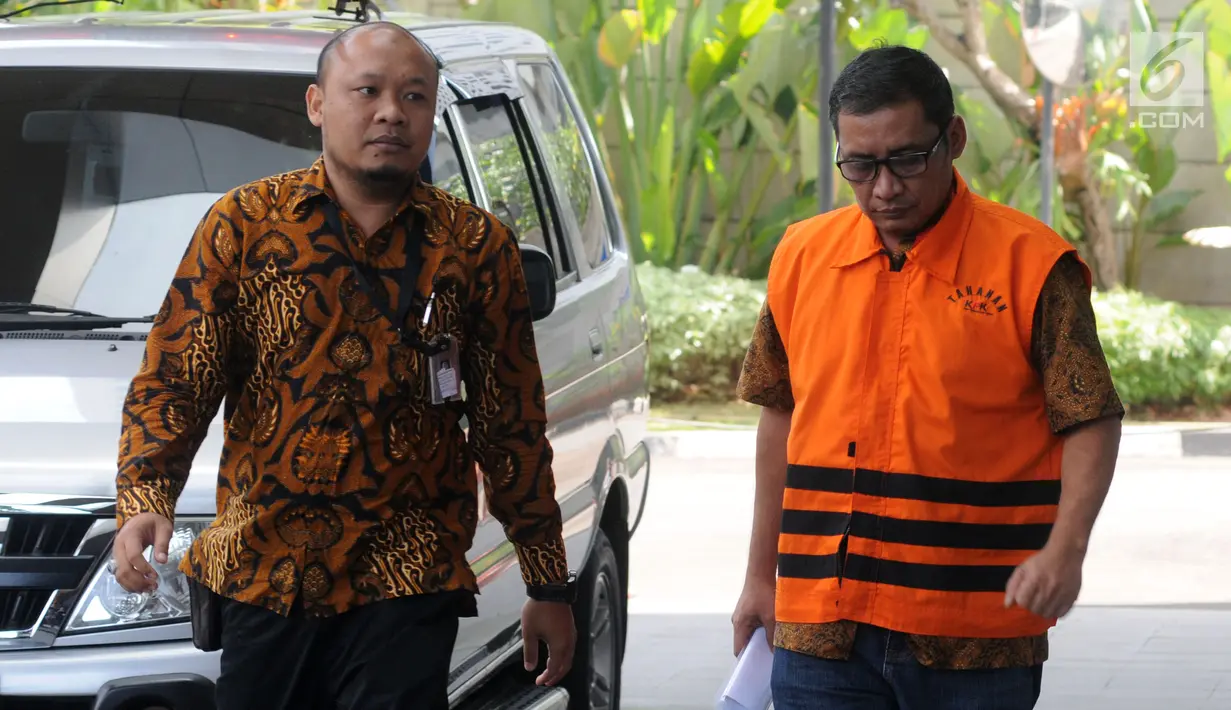 Bupati Tulungagung nonaktif Syahri Mulyo (kanan) tiba di Gedung KPK, Jakarta, Jumat (3/8). Syahri diperiksa untuk pengembangan dugaan suap dari pengusaha Susilo Prabowo terkait proyek infrastruktur di Tulungagung. (Merdeka.com/Dwi Narwoko)