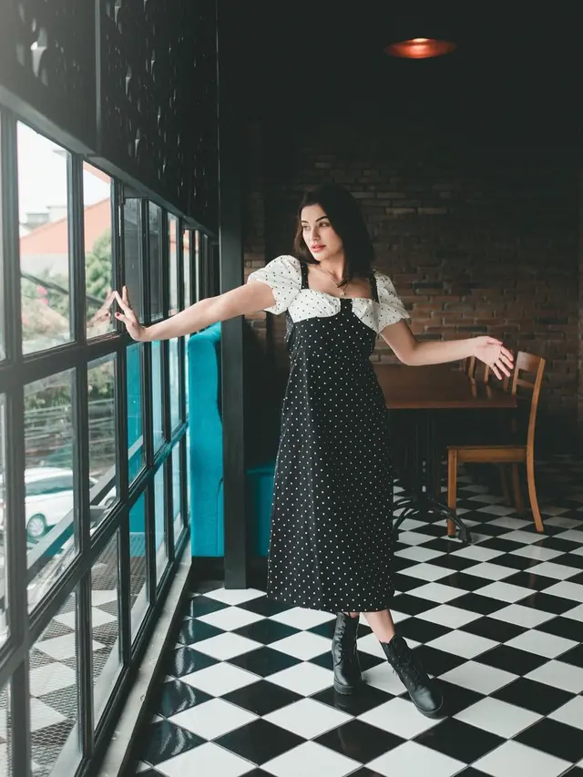 7 Gaya Nora Alexandra saat Berpenampilan Vintage, Menawan