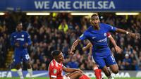 Gelandang Chelsea, Charly Musonda, merayakan gol yang dicetaknya ke gawang Nottingham Forest pada laga Piala Liga di Stadion Stamford Bridge, London, Rabu (20/9/2017). Chelsea menang 5-1 atas Forest. (AFP/Glyn Kirk)