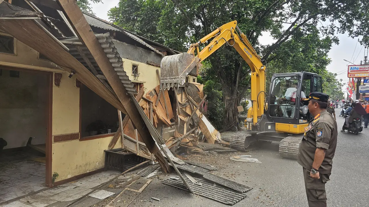 Pos polisi berdiri di atas saluran air. (Liputan6.com/Dicky Agung Prihanto)