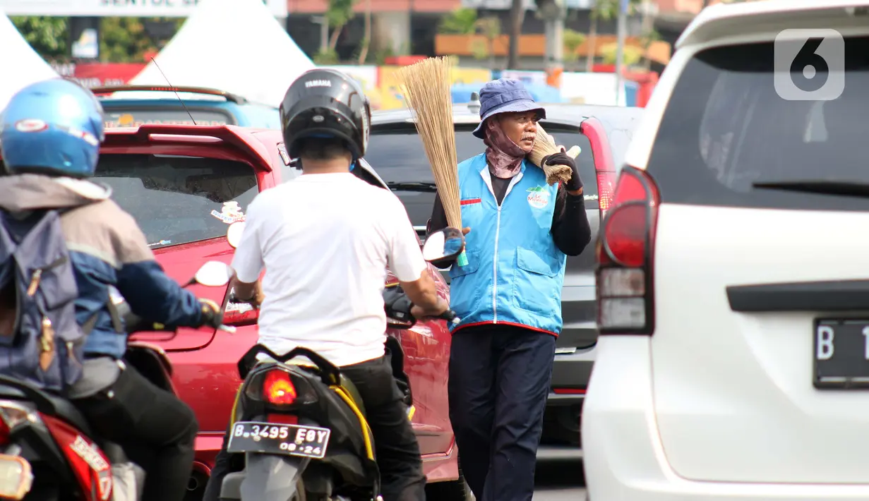 Pedagang asongan menjajakan dagangannya di Jalan Margonda Raya, Depok, Kamis (16/4/2020).  Menko Bidang Perekonomian Airlangga Hartarto mengungkap proyeksi pemerintah terhadap angka kemiskinan naik dari 9,15 persen menjadi 9,59 persen akibat pandemi COVID-19. (Liputan6.com/Helmi Fithriansyah)