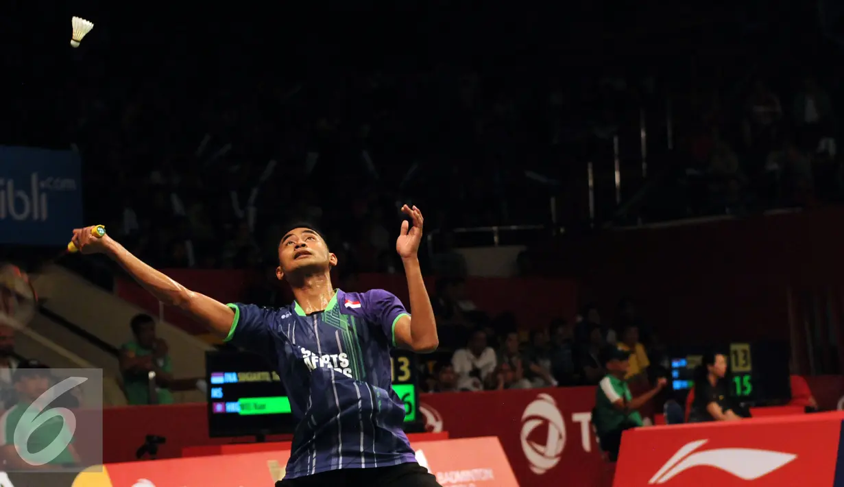 Pebulutangkis tunggal putra Indonesia, Tommy Sugiarto saat berlaga melawan Wei Nan (Hongkong) di Total BWF World Championships 2015 di Jakarta, Rabu (12/8/2015). Tommy kalah 24-26, 21-8, 20-22. (Liputan6.com/Helmi Fithriansyah)