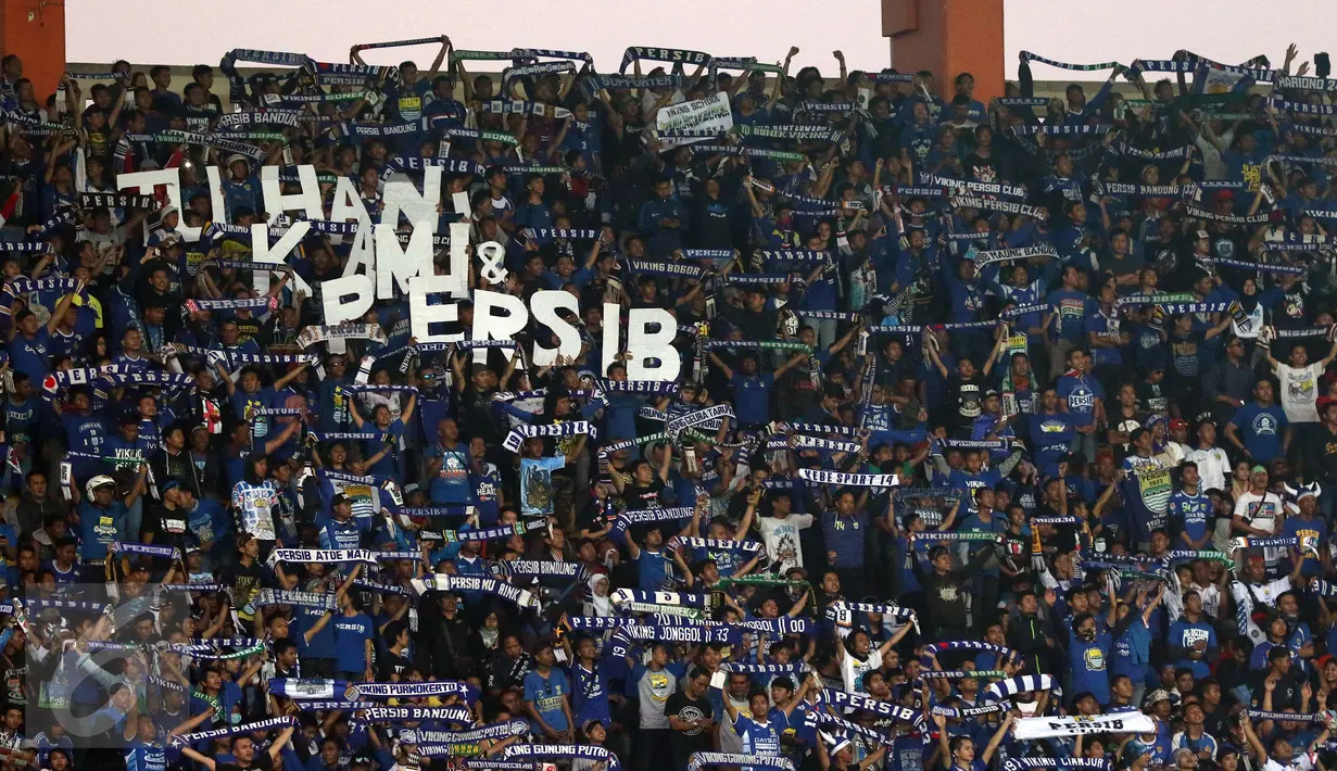 Ribuan suporter Persib memenuhi tribun saat laga lanjutan Grup A Piala Presiden 2015 antara Persib melawan Persebaya United di Stadion Si Jalak Harupat, Bandung, Minggu (6/9/2015). Persib unggul 2-0. (Liputan6.com/Helmi Fithriansyah)