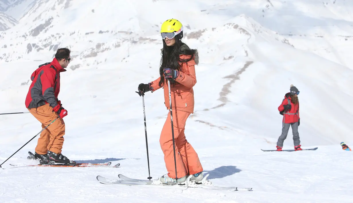 Wisatawan mencoba sensasi wahana ski di resor ski Dizin, sebelah utara ibu kota Tehran, Iran, Kamis (8/3). Banyak legendaris ski dunia yang mengagumi lokasi wisata yang satu ini, salah satunya Chris Anthony. (AP Photo/Vahid Salemi)