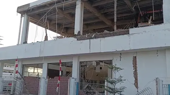 Ruang Tunggu Pelabuhan Maumere Ambruk karena Gempa, Ratusan Warga Berhamburan