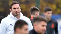 Pelatih Chelsea, Frank Lampard melihat pemainya berlatih di Stoke D'Abernon, barat daya London (4/11/2019). Chelsea akan bertanding melawan wakil Belanda, Ajax Amsterdam pada Grup H Liga Champions. (AFP Photo/Glyn Kirk)