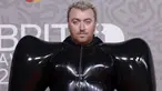 Sam Smith berpose untuk fotografer setibanya pada karpet merah Brit Awards 2023 di London, Sabtu (11/2/2023). Pelantun ‘Unholy’ ini memakai gaun unik berwarna hitam, lengkap dengan sepatu heels dan sarung tangan berwarna senada. (Photo by Vianney Le Caer/Invision/AP)