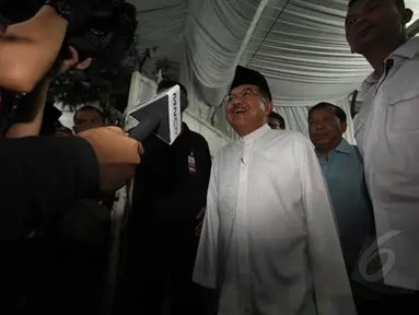 Minggu (08/06/14), sejumlah tokoh politik hadir di acara haul Almarhum Taufik Kiemas. Tampak hadir Cawapres Jusuf Kalla (Liputan6.com/Herman Zakharia) 