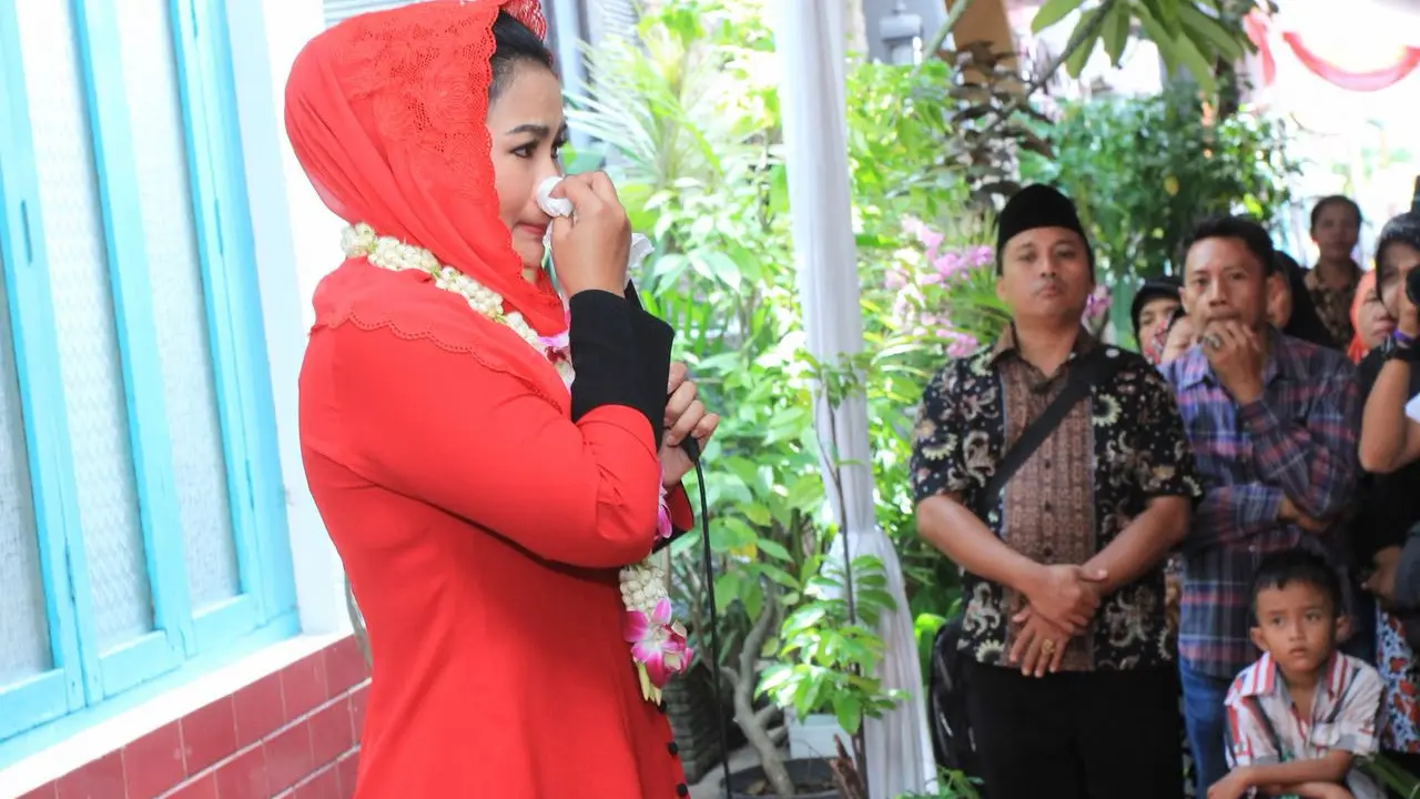 Puti Guntur Soekarno menangis saat mengunjungi rumah kelahiran kakeknya, Presiden Pertama RI Sukarno
