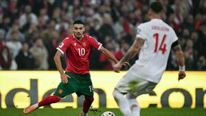 Gelandang Bulgaria bernomor punggung 10, Zdravko Dimitrov, berebut bola dengan bek Turki bernomor punggung 14, Abdulkerim Bardakci, dalam pertandingan kualifikasi Piala Dunia 2026 zona Eropa antara Turki di Stadion Timsah Arena, Bursa, pada 15 November 2025. (AFP/Ozan Kose)