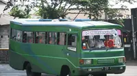 Para pemain Persija sedang menaiki bus tua milik Askot PSSI Kota Batu menuju lokasi latihan di lapangan Kusuma Agrowisata, Batu Malang, Sabtu (7/11/2015). (Bola.com/Kevin Setiawan)
