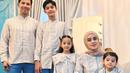 Keluarga Fairuz A Rafiq dan Sonny Septian sering menjalani pemotretan keluarga bersama. Ini adalah potret kebersamaan keluarga Fairuz dan Sonny ketika momen Lebaran Idulfitri. Dalam keterangan unggahannya, artis berusia 39 tahun ini ungkap jika ia mengenakan baju koleksi Lebaran dari Shireen Sungkar. Dengan busana selaras, keluarga artis ini makin kompak di hari bahagia. (Liputan6.com/IG/@dierabachir_photography)
