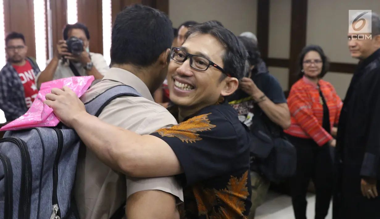 Mantan pejabat Ditjen Perimbangan Keuangan Kemenkeu, Yaya Purnomo memeluk kerabatnya usai sidang dakwaan di Pengadilan Tipikor, Jakarta, Kamis (27/9). Yaya Purnomo merupakan tersangka dugaan suap APBN Perubahan 2018. (Liputan6.com/Helmi Fithriansyah)