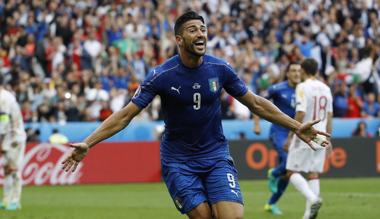 Pemain Italia, Graziano Pelle merayakan golnya ke gawang Spanyol pada babak 16 besar Piala Eropa 2016 di Stade de France, Saint-Denis, Prancis, Senin (27/6/2016). Italia Menang 2-0. (REUTERS/Darren Staples)