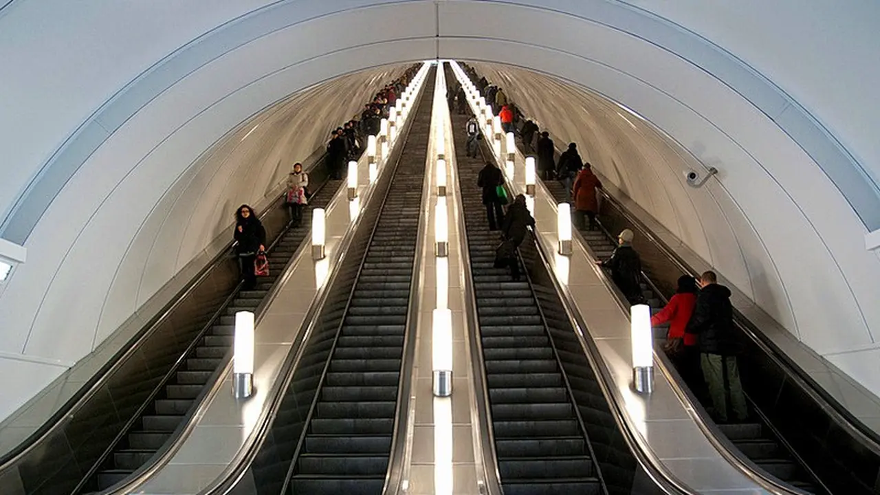 Eskalator terpanjang didunia dipasang di stasiun bawah tanah Saint Petersburg Metro.