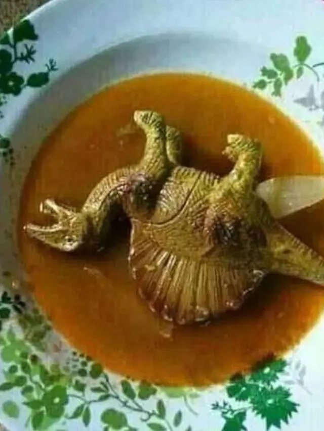6 Menu Sahur Pakai Mainan Ini Absurd, Makanan Tanggal Tua