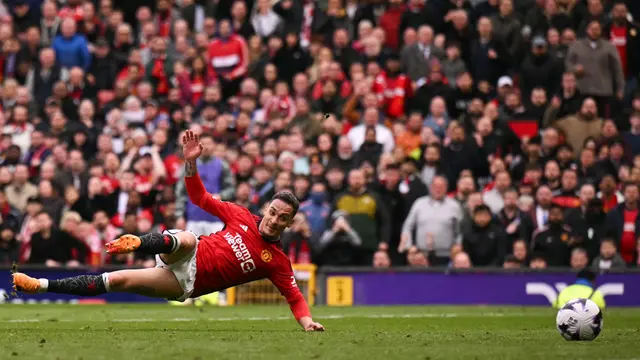 Pemain Manchester United, Antony, mencetak gol ke gawang Burnley pada laga pekan ke-35 Liga Inggris di Stadion Old Trafford, Minggu (28/4/2024). (AFP/Oli Scarff)