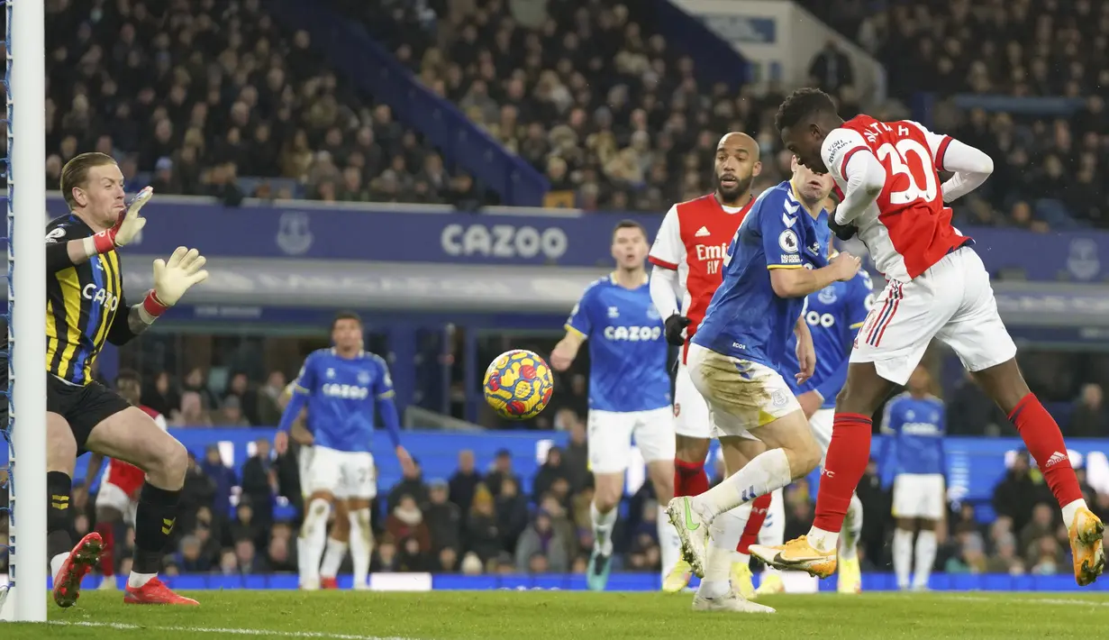 Pemain Arsenal Eddie Nketiah (kanan) mencoba melepaskan tembakan ke gawang Everton pada pertandingan Liga Inggris di Goodison Park, Liverpool, Inggris, 6 Desember 2021. Arsenal kalah 1-2. (AP Photo/Jon Super)