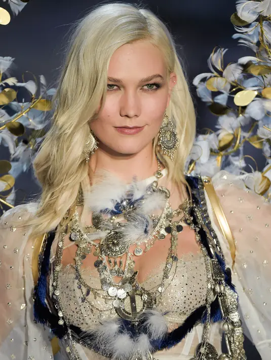 Model AS, Karlie Kloss berpose menampilkan lini pakaian dalam selama Victoria's Secret Fashion Show 2017 di Shanghai, Senin (20/11). Karlie yang menggantungkan sayap bidadarinya di VSFS 2014 itu tampil dengan rambut platinum blonde. (FRED DUFOUR/AFP)