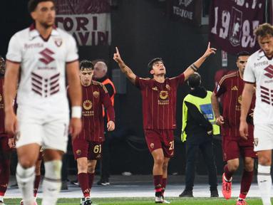 Pemain AS Roma, Paulo Dybala, melakukan selebrasi setelah mencetak gol ke gawang Torino. (AFP/Alberto Pizzoli)