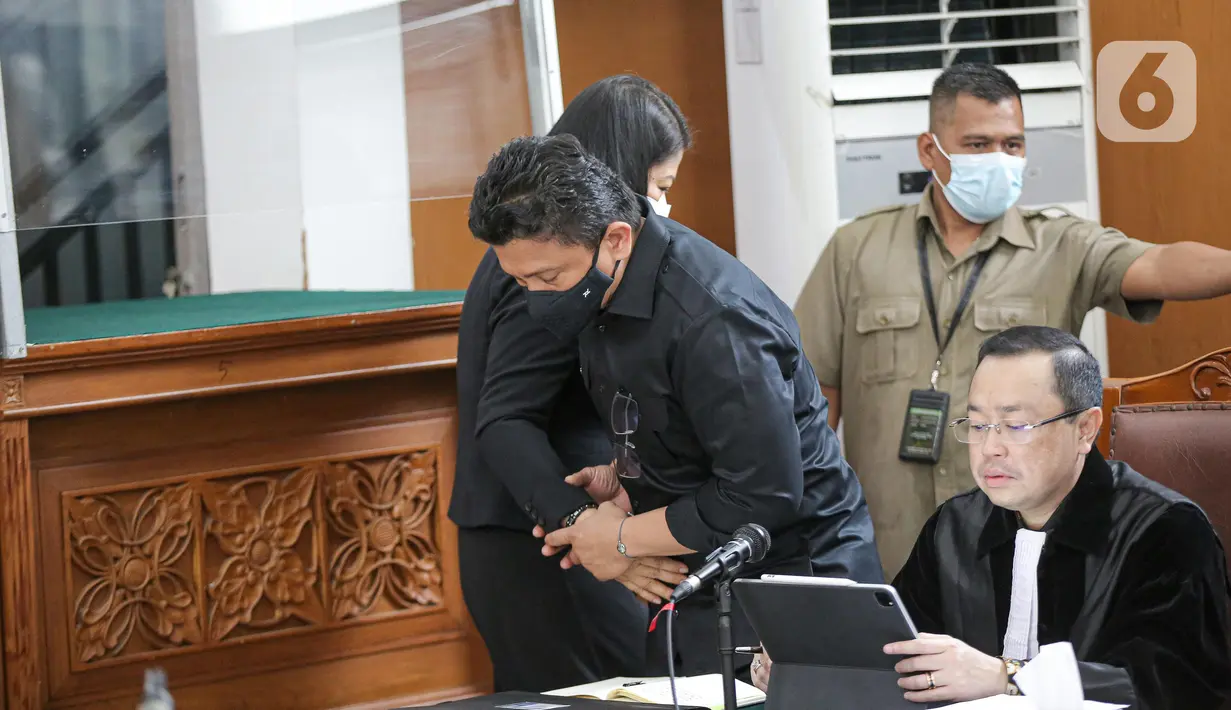 Terdakwa Ferdy Sambo dan Putri Candrawathi hadir dalam sidang dengan agenda pemeriksaan saksi kasus dugaan pembunuhan berencana Brigadir J di Pengadilan Negeri Jakarta Selatan, Selasa (1/11/2022). Ferdy Sambo dan Putri didakwa melakukan pembunuhan berencana terhadap Brigadir Yosua Hutabarat.(Liputan6.com/Faizal Fanani)