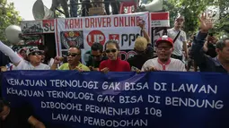 Puluhan driver online membentangkan spanduk saat unjuk rasa di depan Kemenhub, Jakarta, Senin (22/1). Dalam aksinya mereka menolak PM 108 Tahun 2017 mengenai besaran tarif yang harus sesuai dengan agrometer taksi daring.  (Liputan6.com/Faizal Fanani)