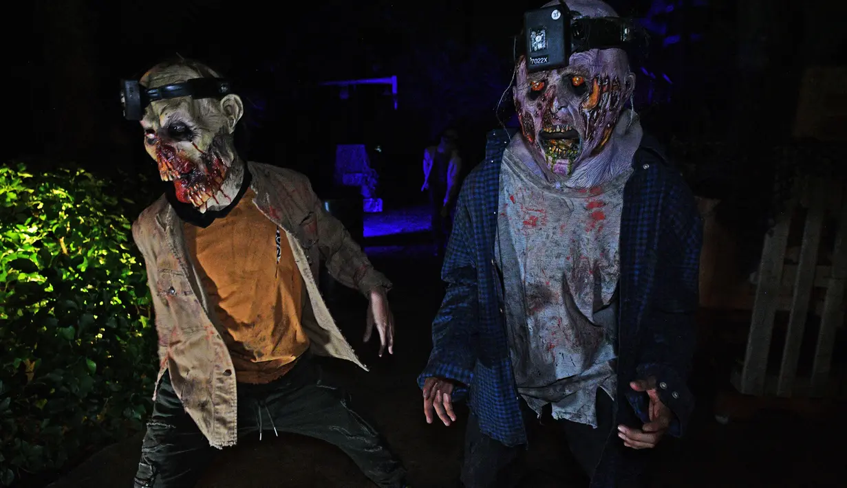 Aktor menggunakan kostum menyeramkan saat preview media 'Halloween Horror Nights' di Universal Studio, Singapura, Senin (24/9). Para pengunjung akan dapat menikmati pengalaman super seram tiada henti di taman bermain ini. (AFP/Roslan RAHMAN)