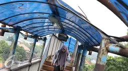 Kondisi JPO dipenuhi coretan dan atap berlubang di kawasan Universitas Indonesia, Depok, Jawa Barat, Selasa (11/10). Sejumlah bagian JPO tersebut juga telah berkarat sehingga membahayakan keselamatan pejalan kaki. (Liputan6.com/Immanuel Antonius)
