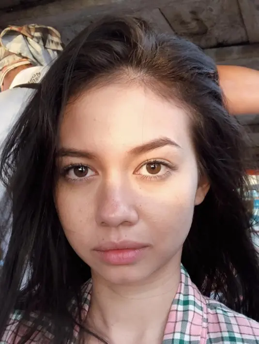 Yuki Kato, seleb blasteran Indonesia dan Jepang ini kerap unggah foto pamer wajah natural. Yuki tanpa makeup ini memperlihatkan dengan jelas wajah frecklesnya. Meski ada bintik-bintik, Yuki tetap percaya diri. Percaya diri Yuki ini malah mendapat banyak pujian dari netizen. (Liputan6.com/IG/yukikt)