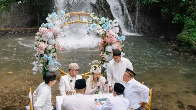 Sepasang kekasih menggelar akad nikah di Curug Dayang Sumbi, Subang, Jawa Barat