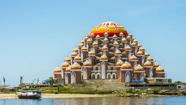 Ilustrasi Masjid 99 Kubah CPI, Makassar