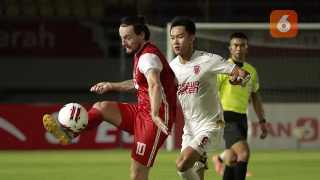 FOTO: Masih Imbang 0-0, Persija Kontra PSM di Babak Pertama - Marc Klok; Sutanto Tan