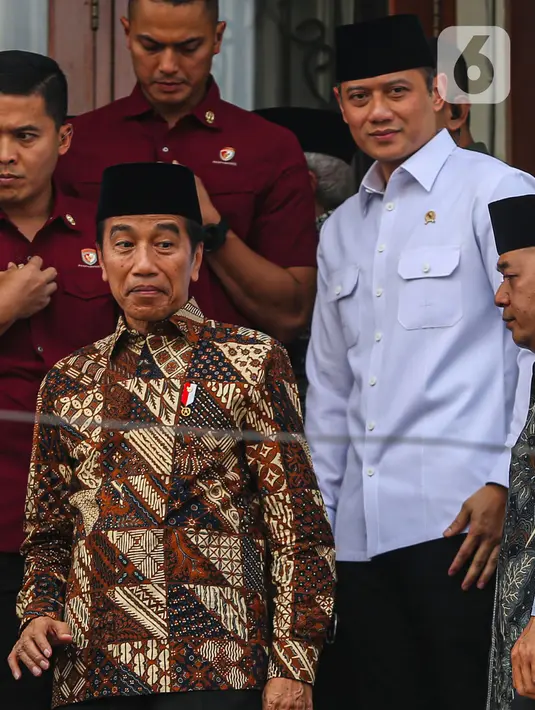 Presiden Jokowi terlihat mengenakan pakaian batik berwarna cokelat dan hitam. (Liputan6.com/Angga Yuniar)